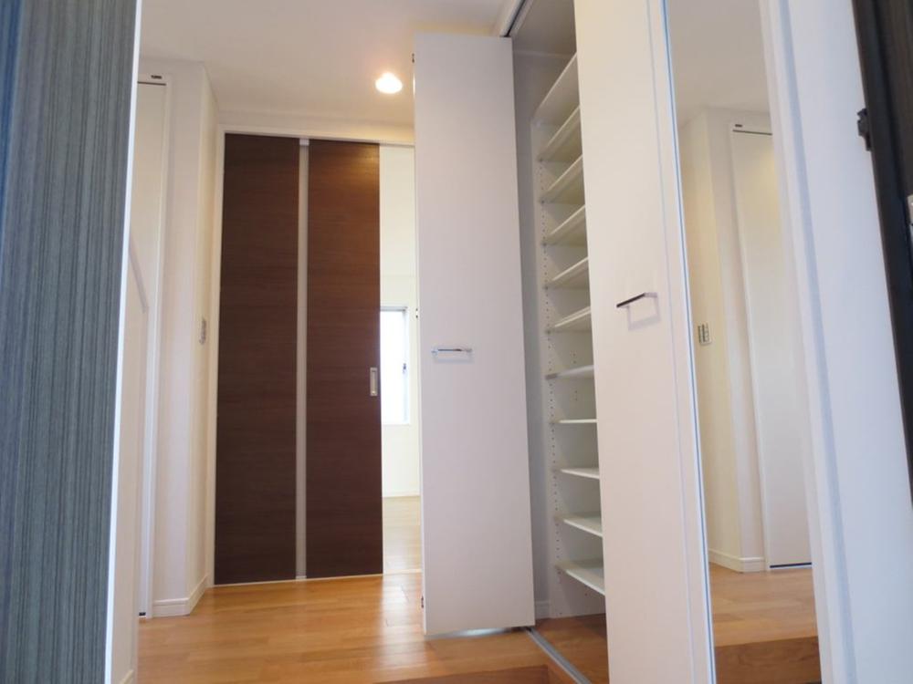 Entrance. Shoes closet