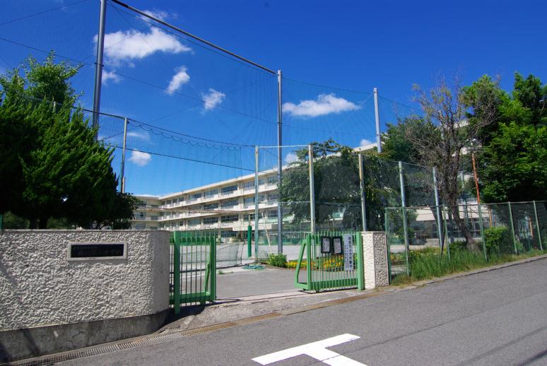 Junior high school. Municipal Tsurukawa until the second junior high school 400m