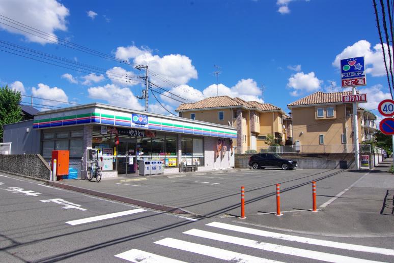 Convenience store. 300m until the Three F Hirohakama shop