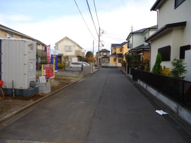 Local photos, including front road. On public roads of the front road is about 5m, Has become the car is easy street. Local (November 28, 2013) Shooting