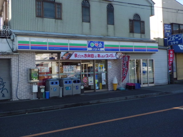 Convenience store. Three F Machida Tsuruma store up (convenience store) 331m