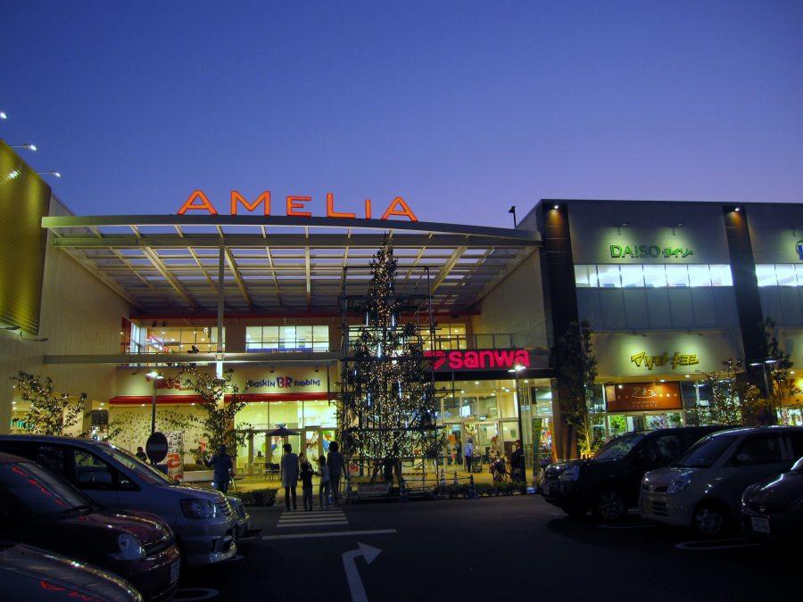 Shopping centre. 674m to the United ya shopping center