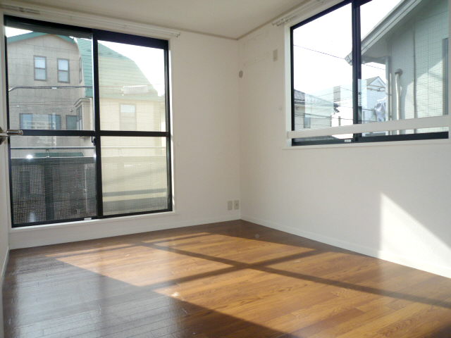 Living and room. 2F Southwest side Western-style
