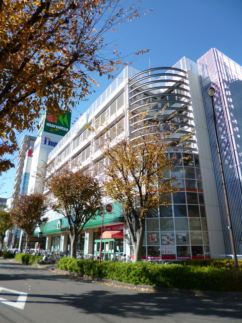 Supermarket. Maruetsu to (super) 1200m