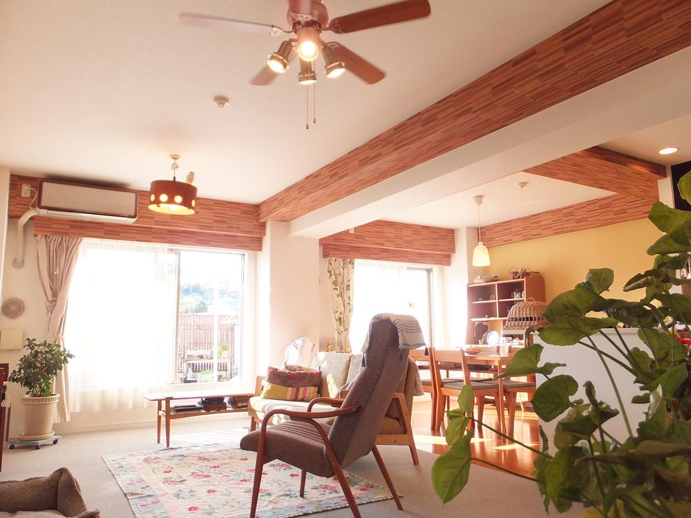 Living. LDK of about 22.3 Pledge will produce a bright and natural atmosphere accent wall and beams. There was the foot in the TES hot water floor heating equipped