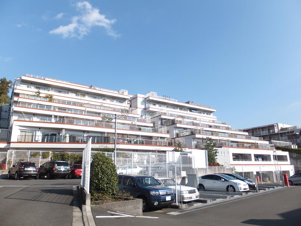 Local appearance photo. It was to ensure the wide balcony and hit yang in terraced form that takes advantage of the characteristics of the hills.