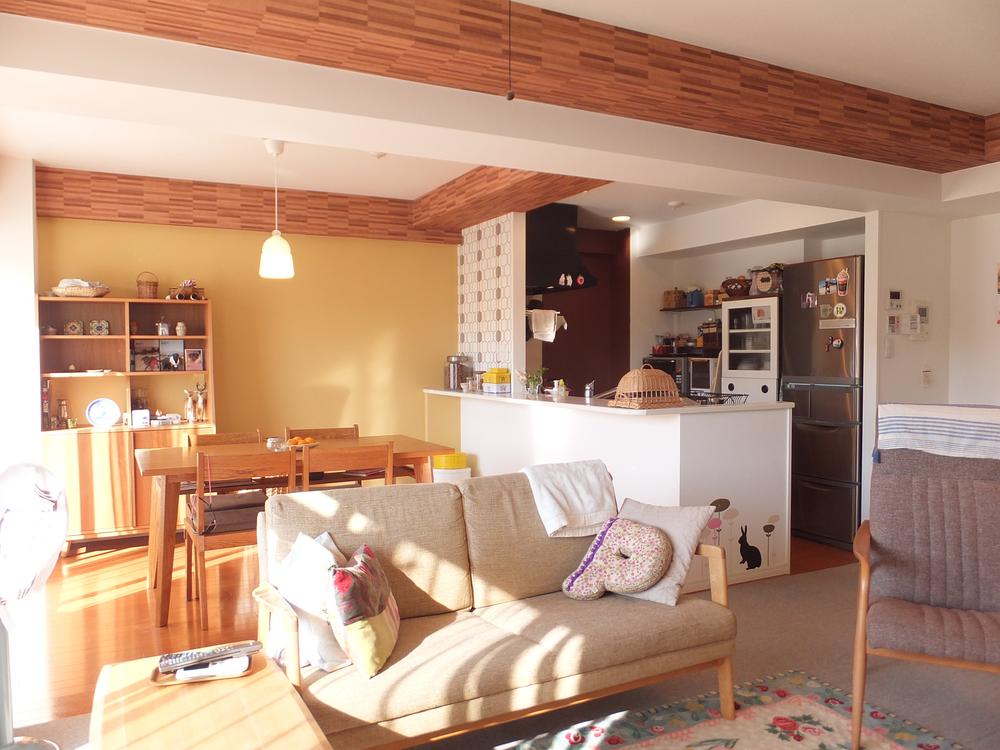 Living. LDK of about 22.3 Pledge will produce a bright and natural atmosphere accent wall and beams.