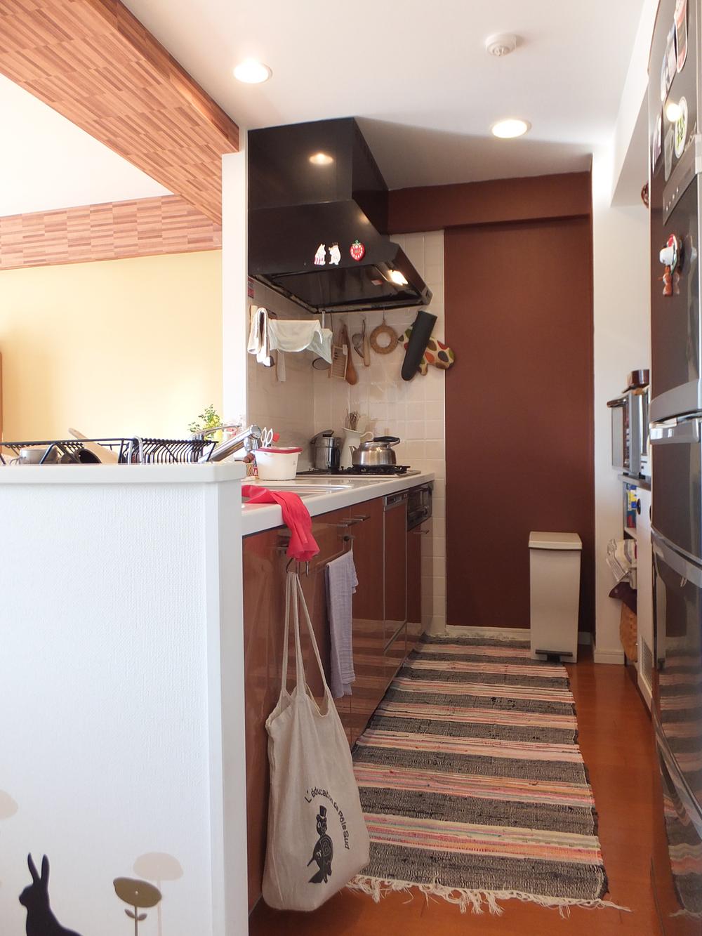 Kitchen. Counter kitchen living room overlooking.