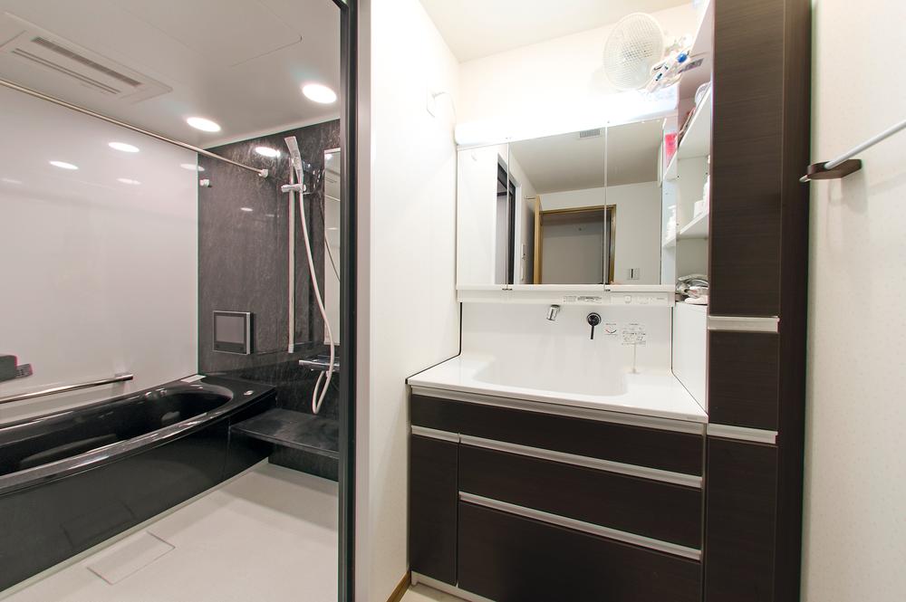 Bathroom. Indoor (12 May 2013) Shooting Unit bus which was based on black with a calm. LCD TV in the bathroom was also newly unified in black.