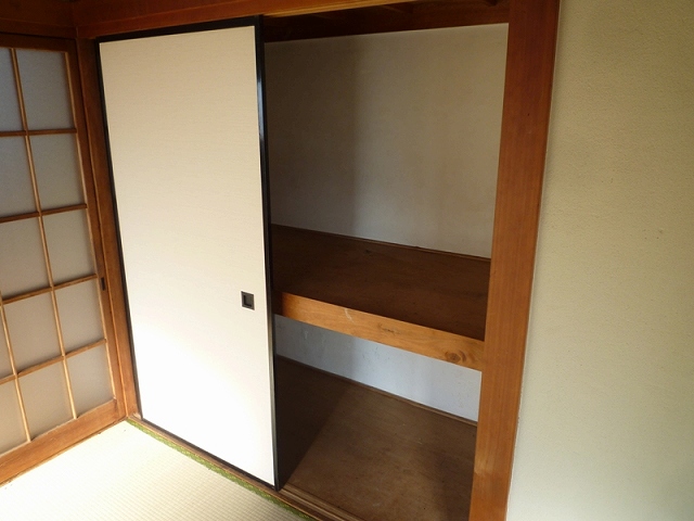 Entrance. closet