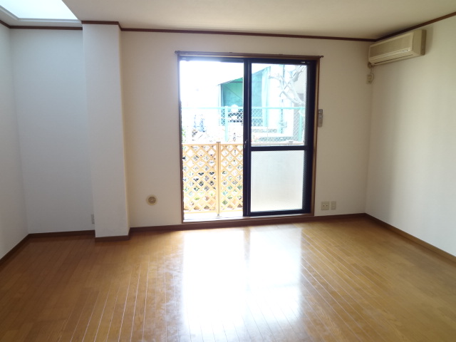 Living and room. Spacious living room ☆