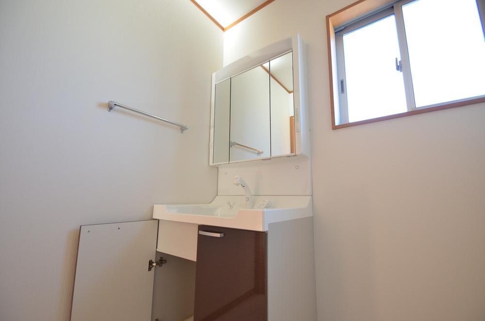 Wash basin, toilet. Indoor (12 May 2013) Shooting 5 Building