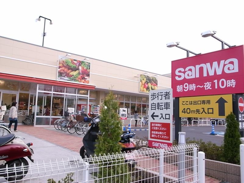 Supermarket. Super Sanwa the 180m seasonal ingredients is abundantly aligned to super Sanwa is, Convenient 3-minute walk