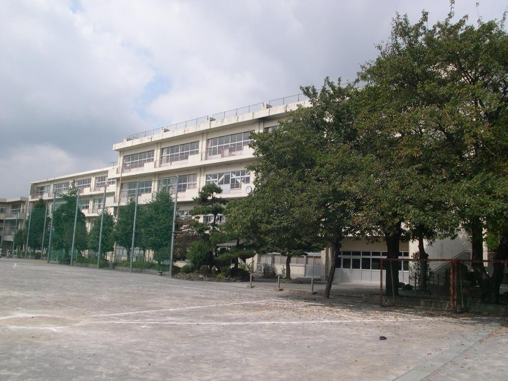 Junior high school. 1380m until Machida Minami Junior High School