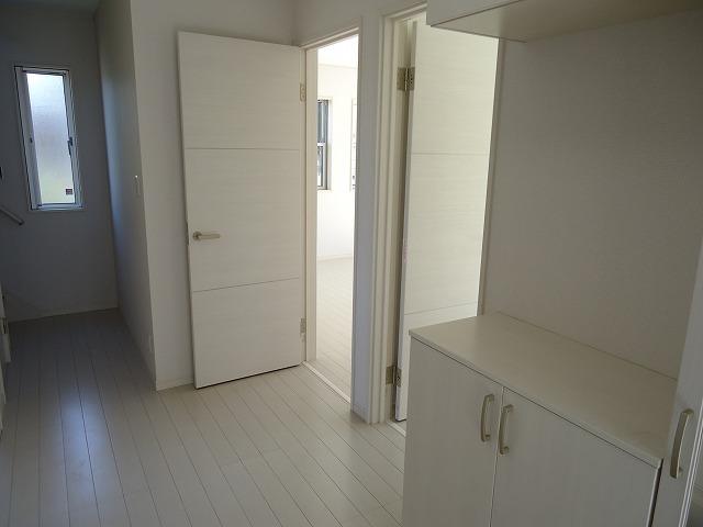 Entrance. It is housed rich entrance.