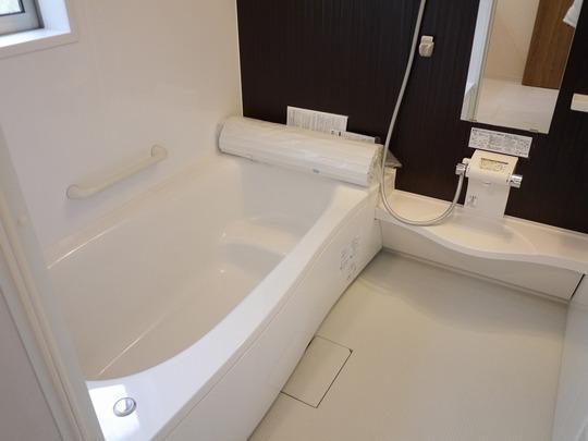 Bathroom. Barrier-free 1 pyeong type ・ Automatic hot water filling reheating with warmth