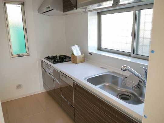 Kitchen. Dishwasher with artificial marble counter ・ Cupboard electric lift hanging