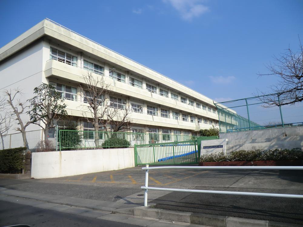 Primary school. 1200m to Okura elementary school