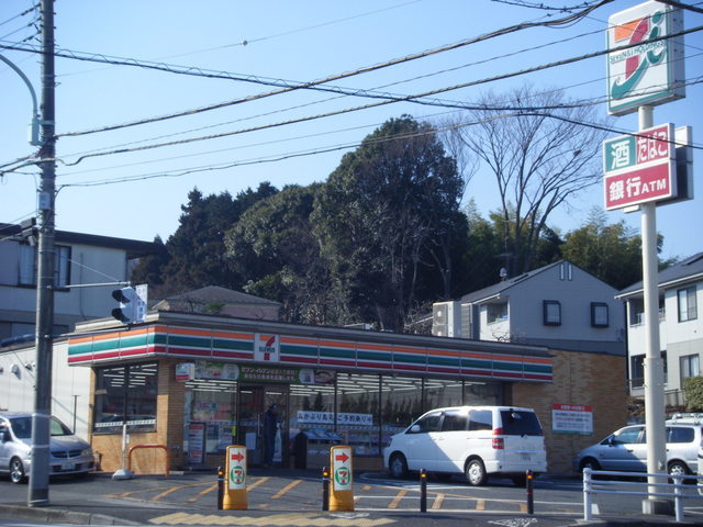 Convenience store. 600m to Seven-Eleven (convenience store)