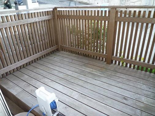 Garden. Wood deck