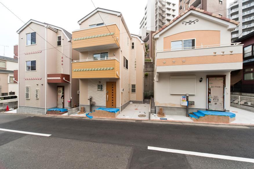 Local appearance photo. Three stories Roofing Colonial Exterior wall siding finish