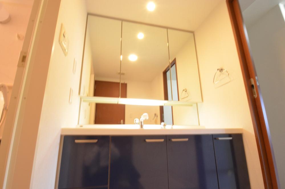 Wash basin, toilet. Indoor (11 May 2013) Shooting