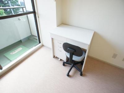 Living and room. Desk conditioning. It can also be used to work on the study.