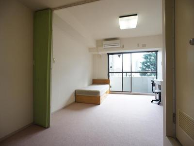Living and room. women only! Optimal size is to live alone, Enough nest be placed a bet