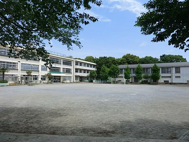 Primary school. 830m until Machida the second elementary school