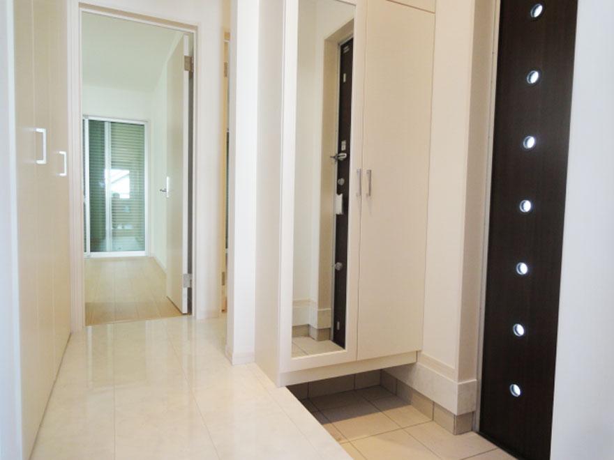 Entrance. 1 Building