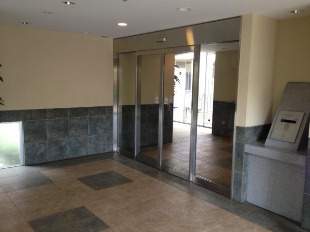 Entrance. Common areas