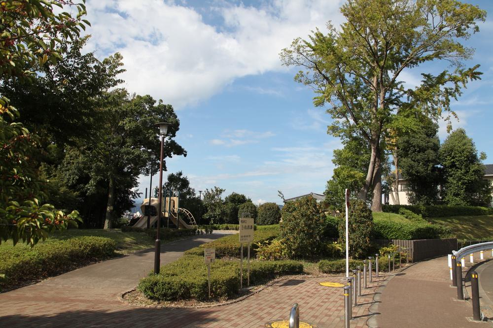 park. Mitsudake eyes Mt. Nishi up to 150m (2 minutes walk) Tama Hills rich natural overflowing park is located in the familiar.