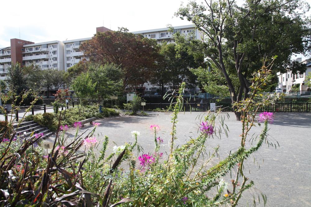 park. 1020m up to three tree eyes Square (11 minutes walk)