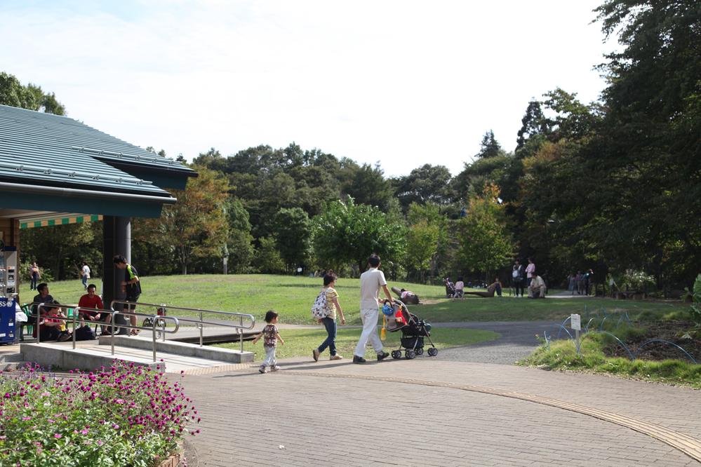 park. Metropolitan Osanai to back park 1510m (17 minutes walk) multipurpose open space and barbecue Square park, There is such Dokkuran. One of the attractions is also beautiful cherry trees.