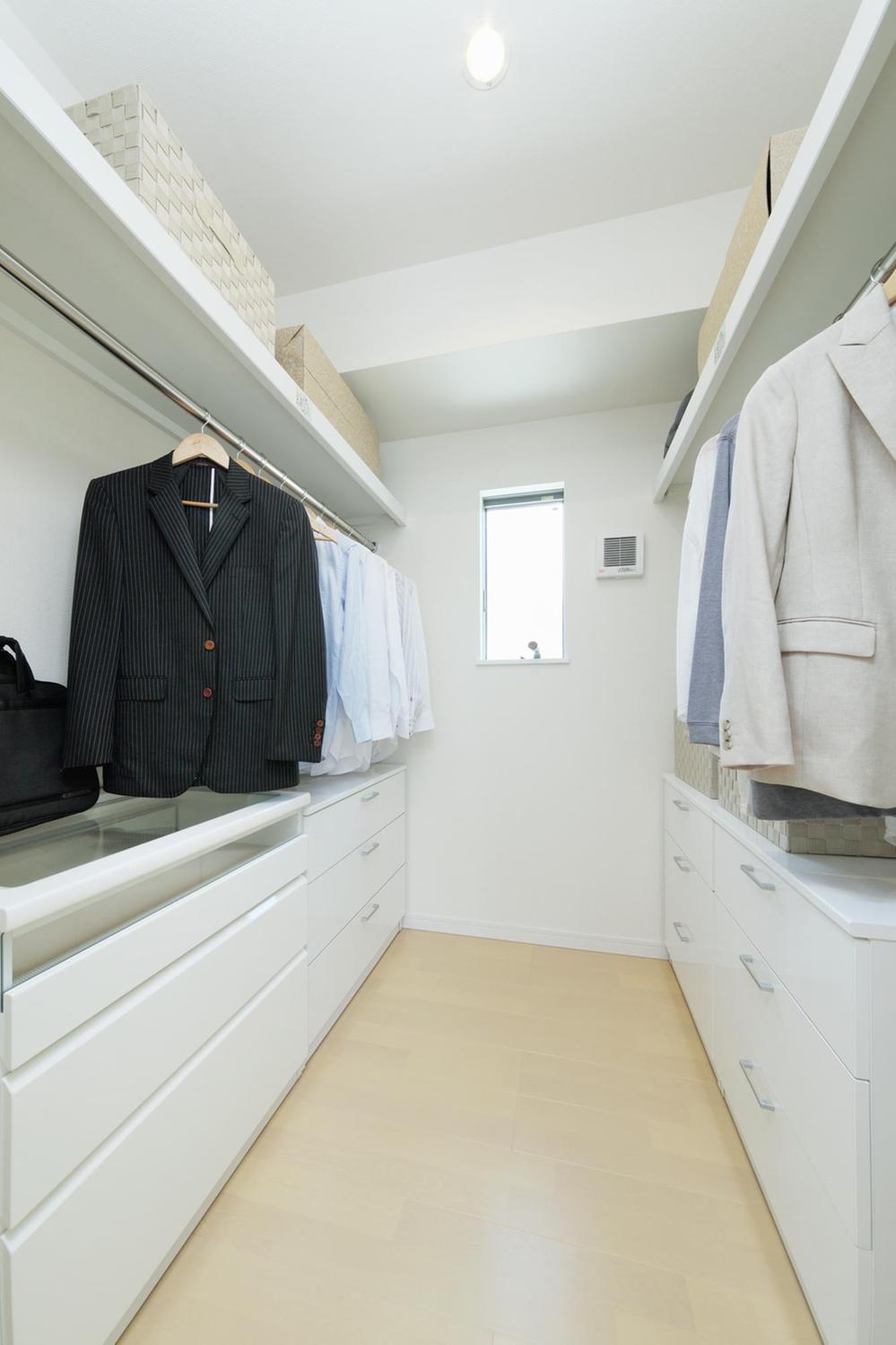 Receipt.  ■ Walk-in closet Space is of large capacity that can accommodate the rich clothing to smart. In taking out and clean up it is easy to store, The main bedroom is Katazuki and refreshing. Sale already dwelling unit (August 2013) Shooting
