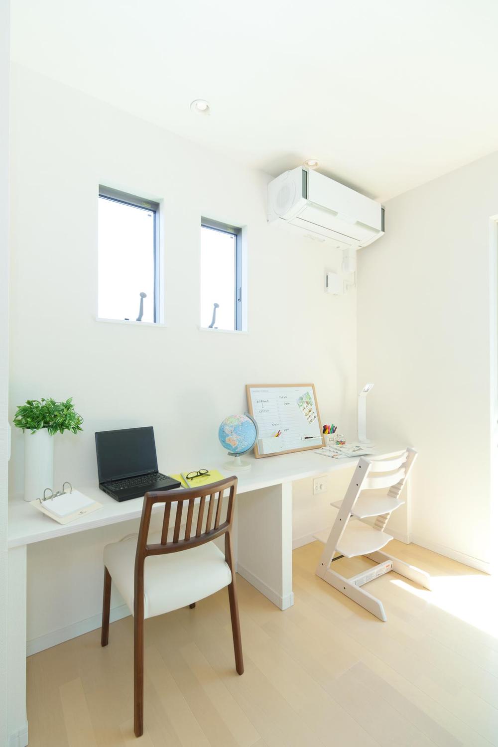 Living.  ■ Study Corner Even while in the kitchen and living room have a housework, As children of the study is Mimamoreru, It has established a study corner dining. Sale already dwelling unit (August 2013 shooting)