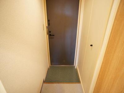 Entrance. Refreshing at any time is the entrance because there is a shoebox.