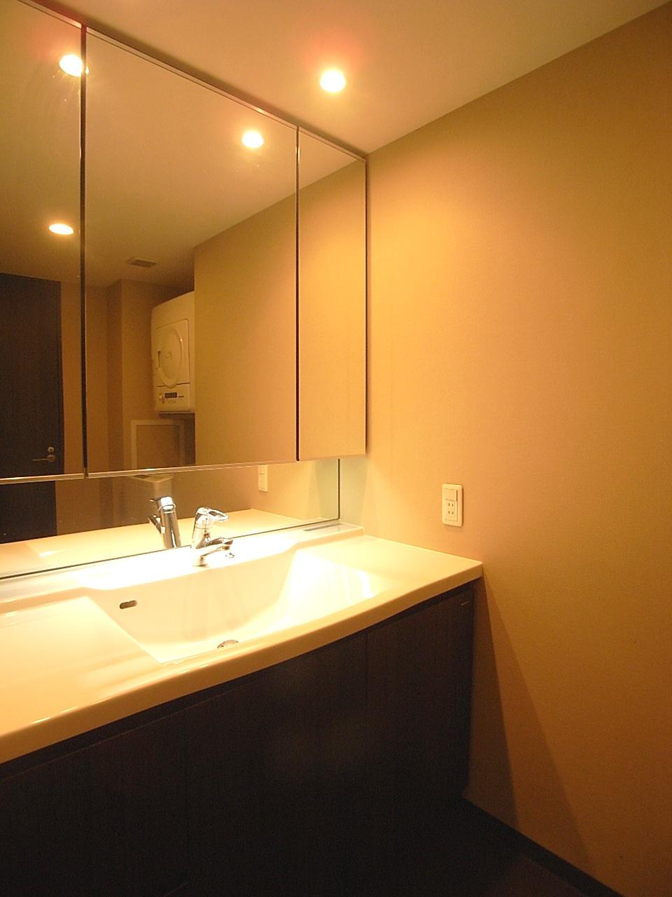 Wash basin, toilet. Three-sided mirror with vanity (November 2013) Shooting