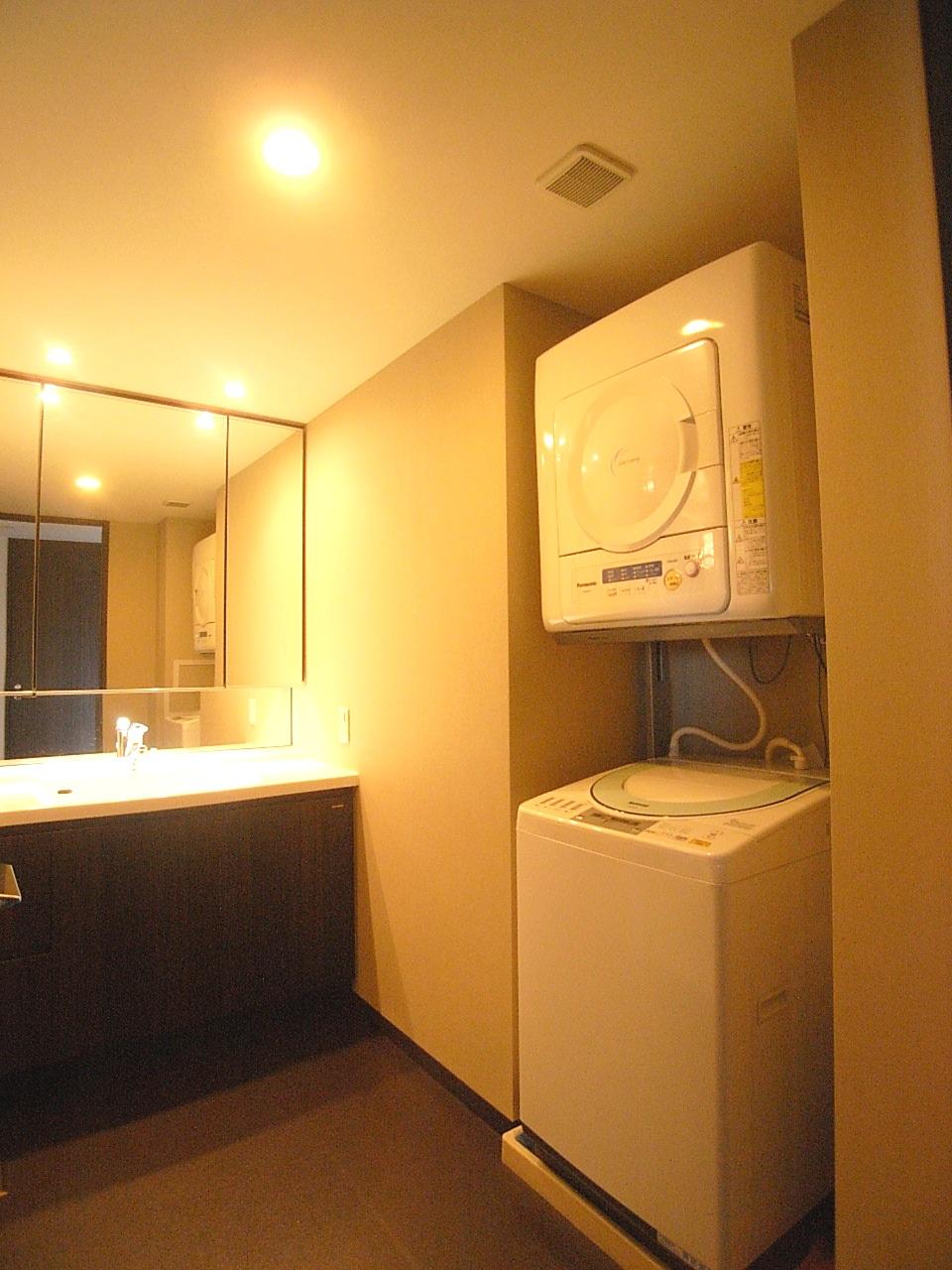 Wash basin, toilet. Large washing machine wash room also a definitive room (November 2013) Shooting