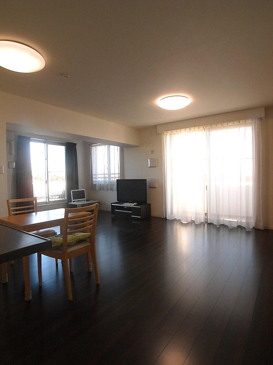 Living. A feeling of opening of the corner dwelling unit unique LDK (11 May 2013) Shooting