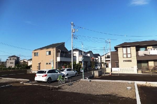 Local appearance photo. 5 is a front road photo of Building. Around is we have a quiet residential area spread the subdivision of the major house builders are formed.