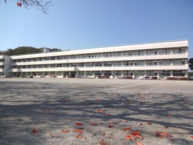 Primary school. Municipal Kanai to elementary school 940m