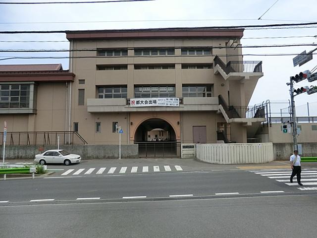 Junior high school. Tadao 740m until junior high school