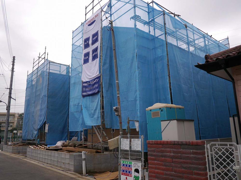 Local appearance photo. Drugstore a 2-minute walk ・ Commercial, such as Super 8-minute walk facilities are also many shopping, etc. is also a convenient environment. Solar power generation systems equipped with housing. 