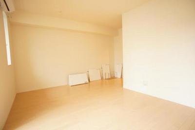 Living and room. It is a space with a cleanliness that was the white tones!