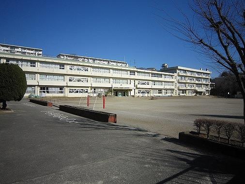 Primary school. Tsurukawa 1240m to the third elementary school