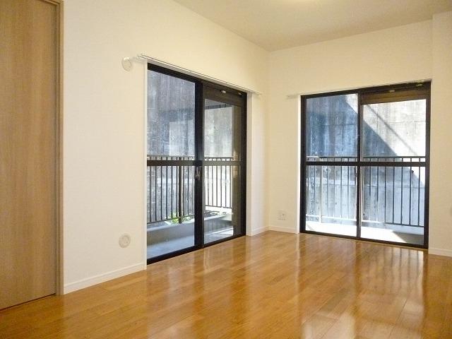 Living. Local (2013) Shooting