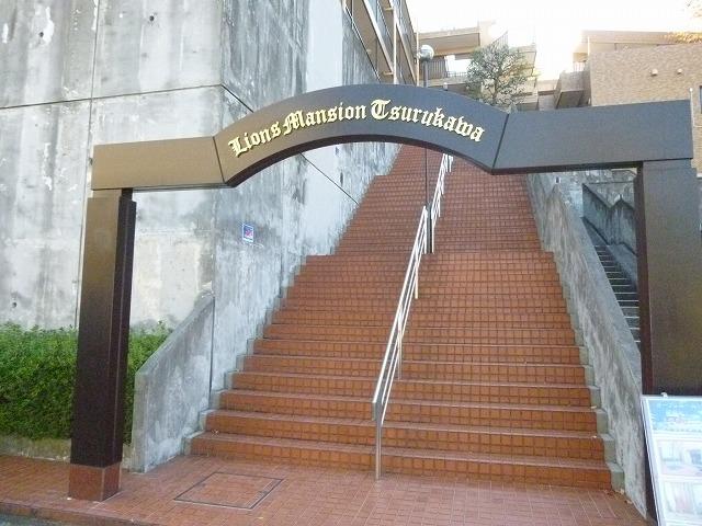 Entrance. Local (2013) Shooting