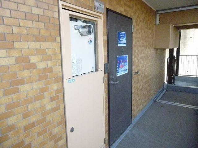 Entrance. Local (2013) Shooting