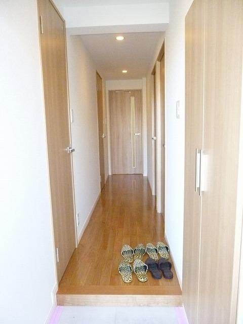 Entrance. Local (2013) Shooting